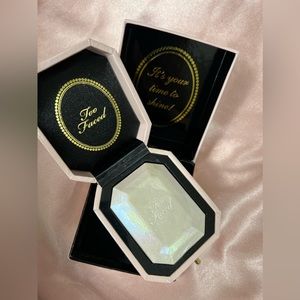 Too faced diamond light multi- use highlighter